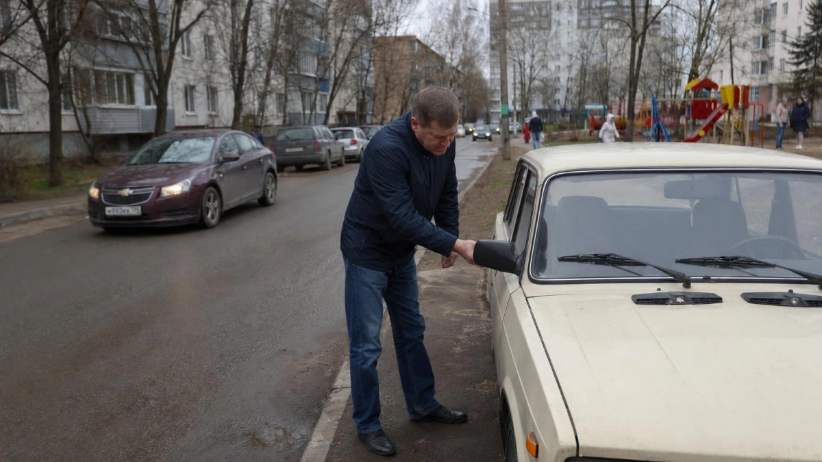В Саратове пенсионер за рулём ВАЗа умер после столкновения с иномаркой
