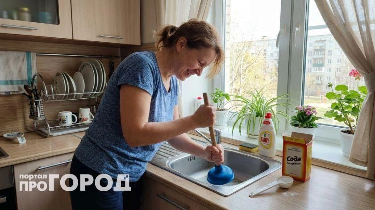Выкинула дорогую бытовую химию: этот копеечный аптечный порошок пробивает даже самые сложные засоры в трубах