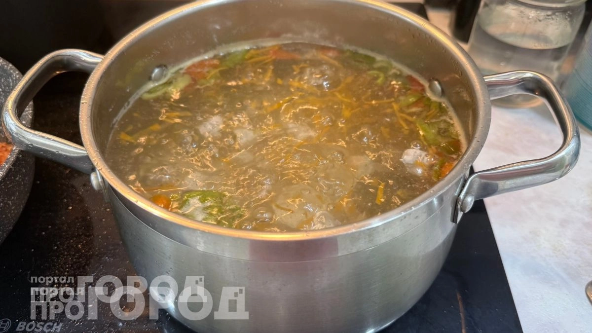 Перестаньте портить вкус куриного бульона одним популярным ингредиентом: узнайте чем заменить для идеального результата