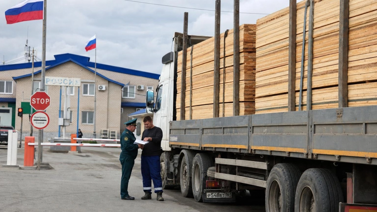 Фуру с 50 кубами хвойных досок не пустили в Узбекистан из-за документов