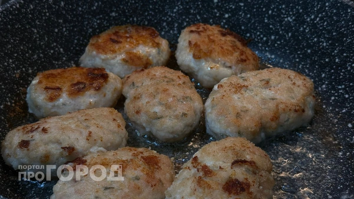 Больше никогда не добавляю хлеб в фарш: благодаря этому простому компоненту котлеты становятся нежнее масла