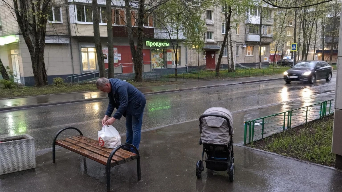 Двор в снегу в мае: град засыпал Саратов в День Победы
