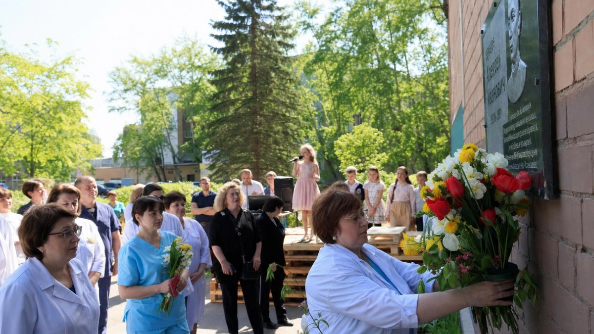 В саратовской больнице открыли мемориальную доску врачу-анестезиологу, погибшему в СВО
