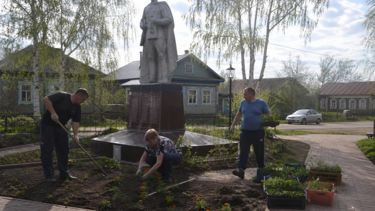 Памятник воинам трёх сёл обновили общими усилиями жителей и партийцев