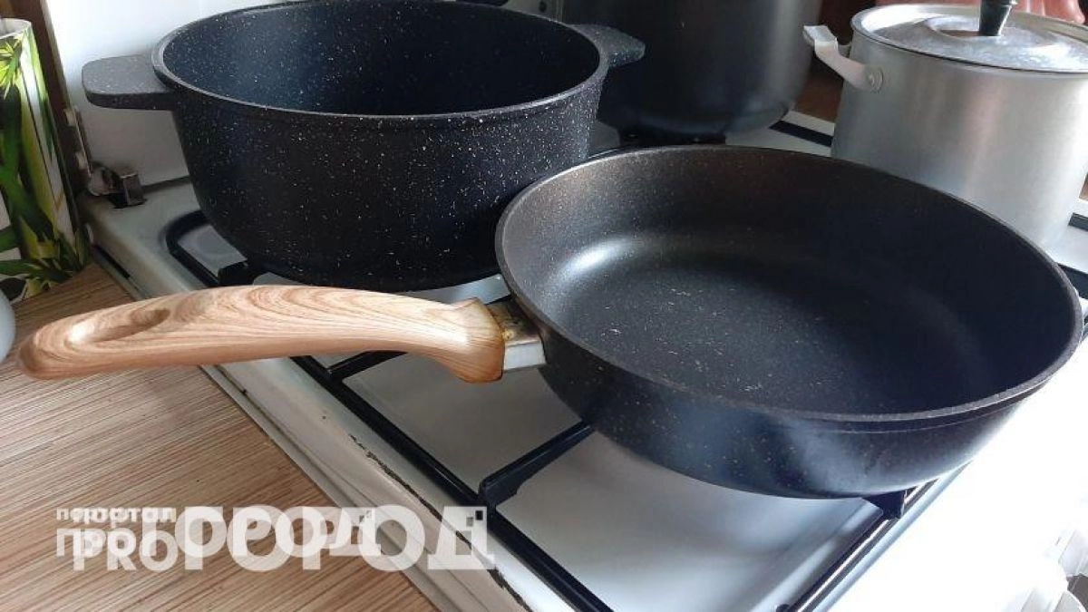 Больше не оттираю нагар часами: ресторанный лайфхак для идеального блеска сковородок за одну минуту