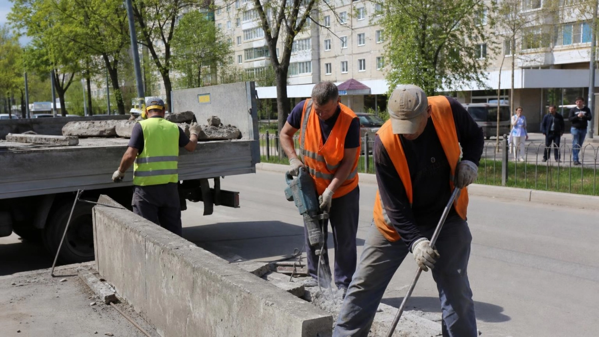 В Балакове сносят бетонный забор «недостроя», захвативший муниципальную землю