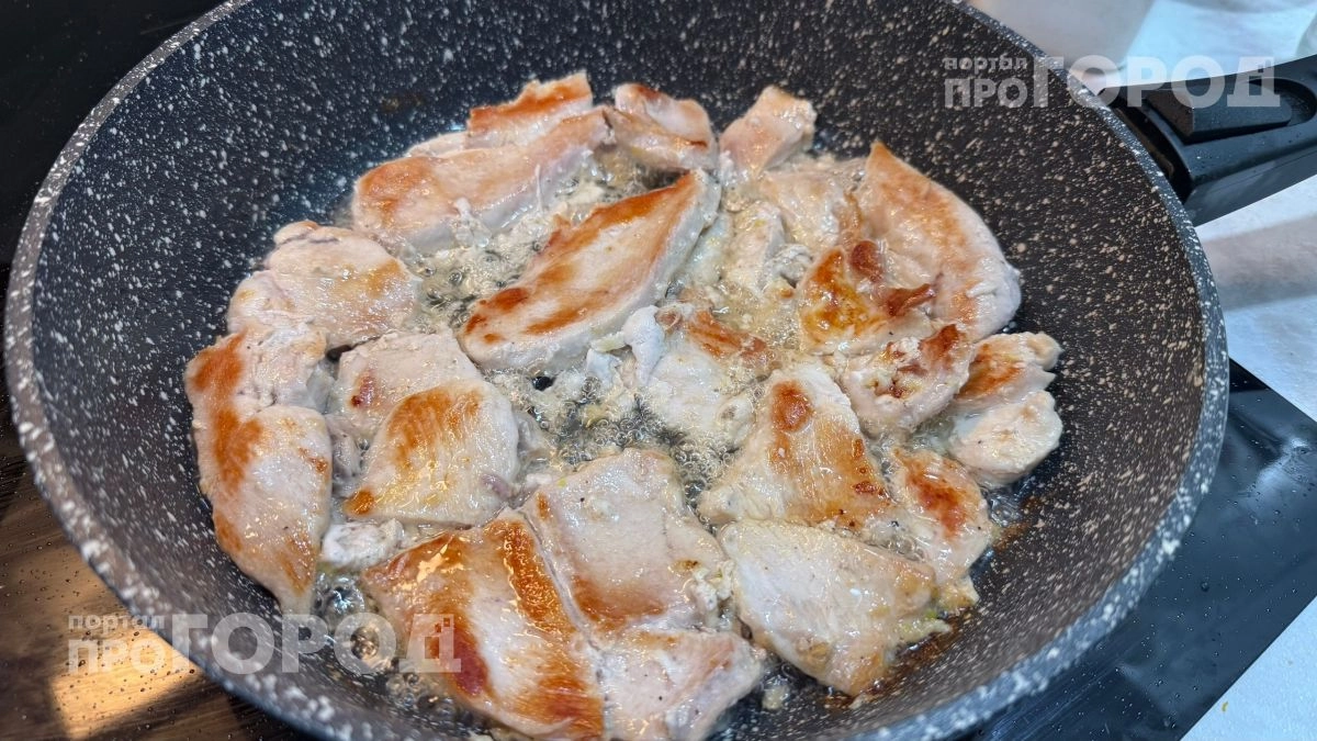 Секрет сочной курицы раскрыт: добавьте щепотку соды перед жаркой и забудьте о сухом филе навсегда