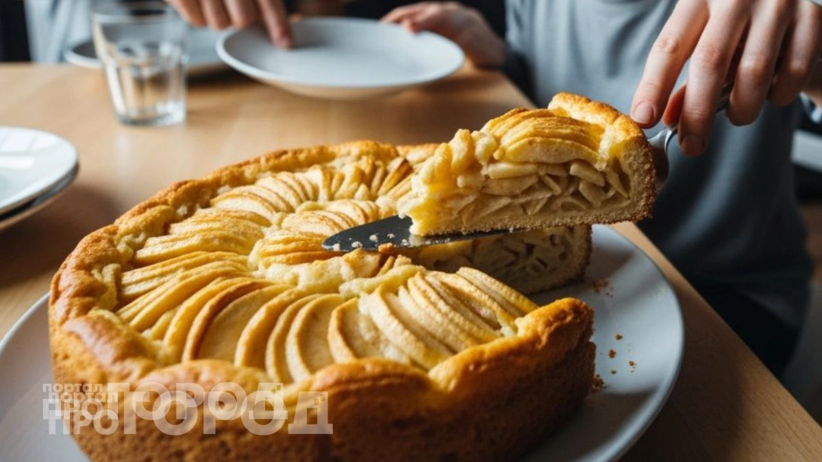 Больше не нужно долго взбивать яйца: делюсь методом приготовления пышной шарлотки с идеальной текстурой