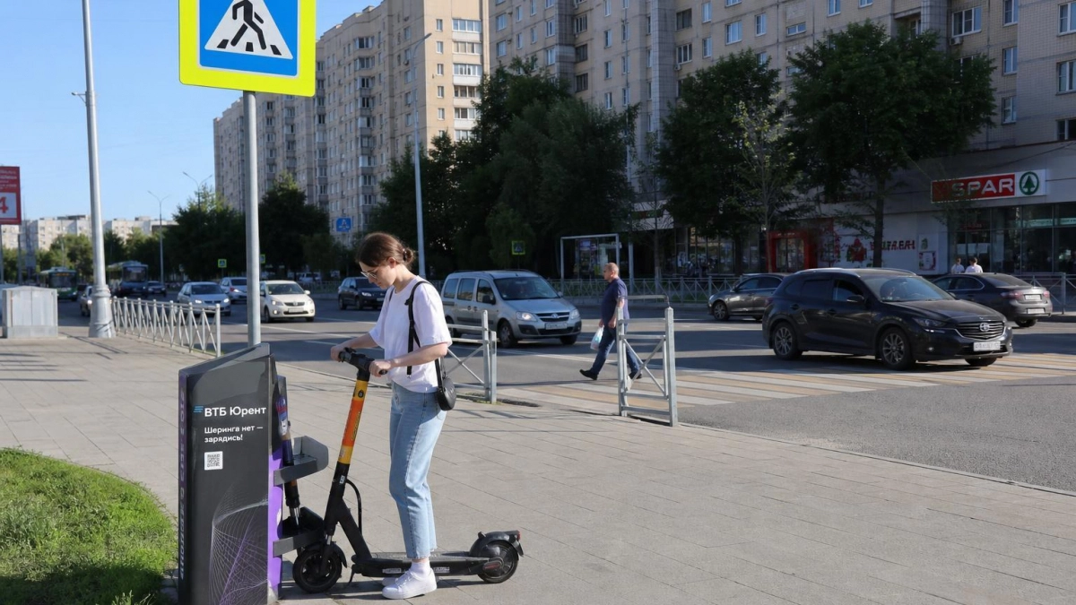 В Саратове Skoda сбила девушку на электросамокате — пострадавшая госпитализирована
