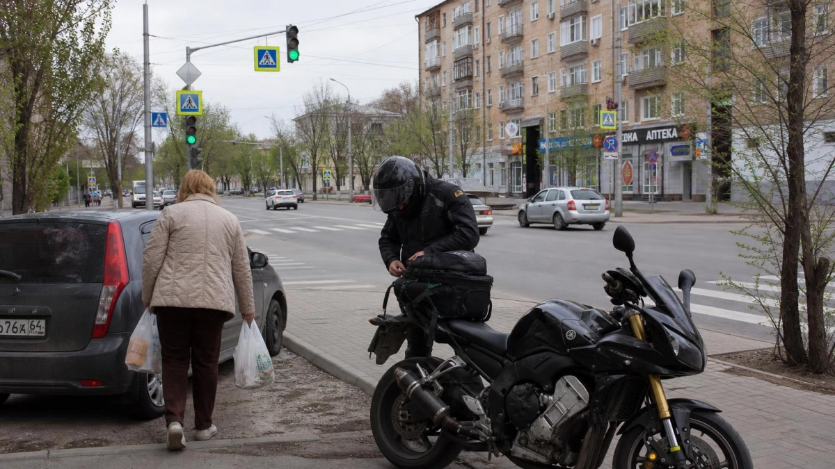 Мотоциклист попал в больницу после столкновения с Renault в центре Саратова