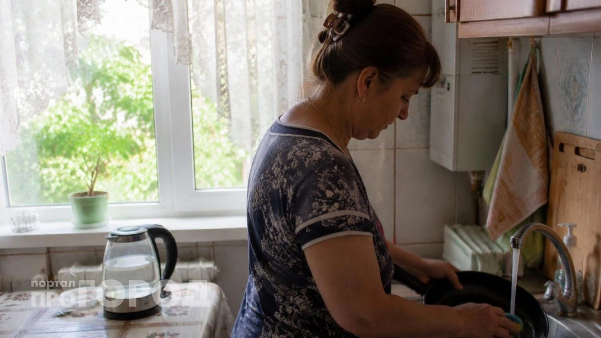 Вы совершаете огромную ошибку при мытье посуды: куда на самом деле нужно девать масло со сковородки