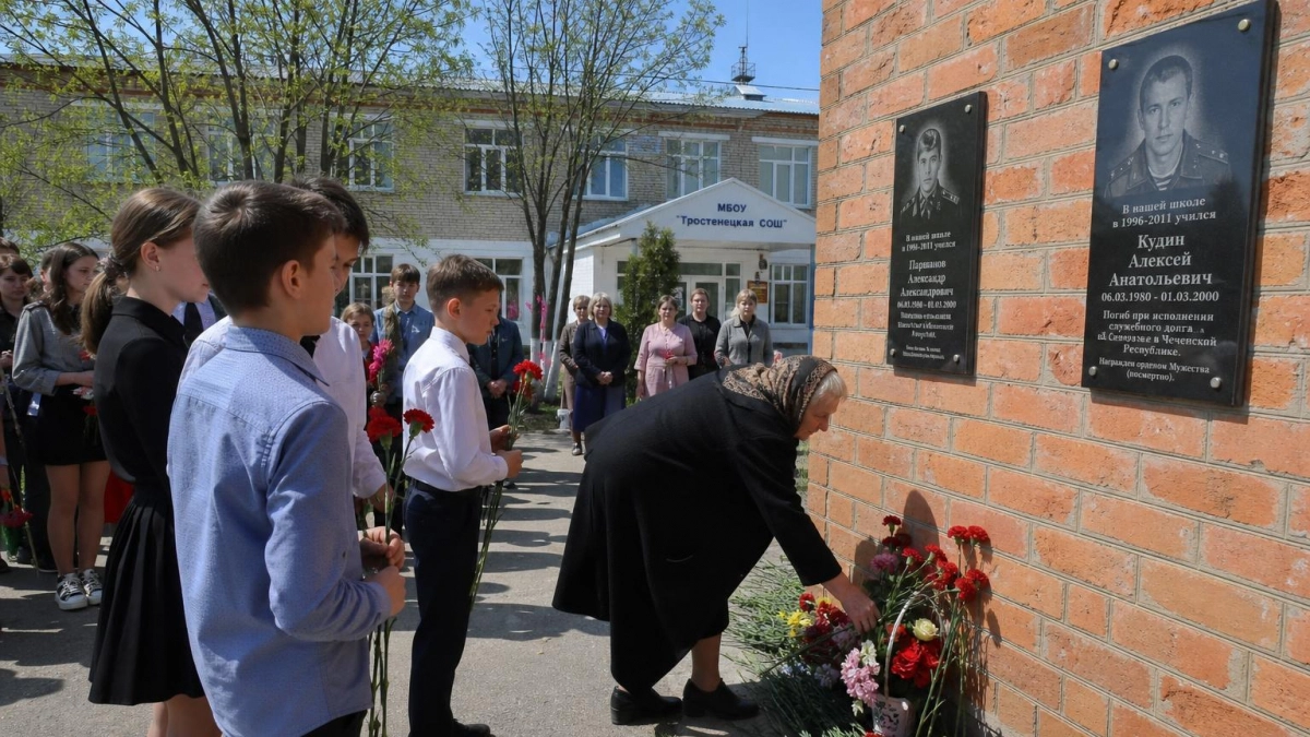 В селе Мордовский Карай матери открыли доски памяти выпускников-бойцов