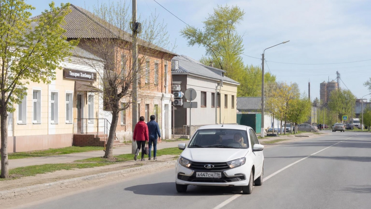«Лада Гранта» протаранила здание в Саратовской области: две женщины госпитализированы
