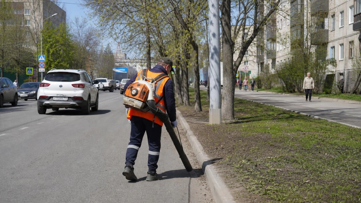 Саратовский рабочий убирал дорогу с пылесосом на электросамокате