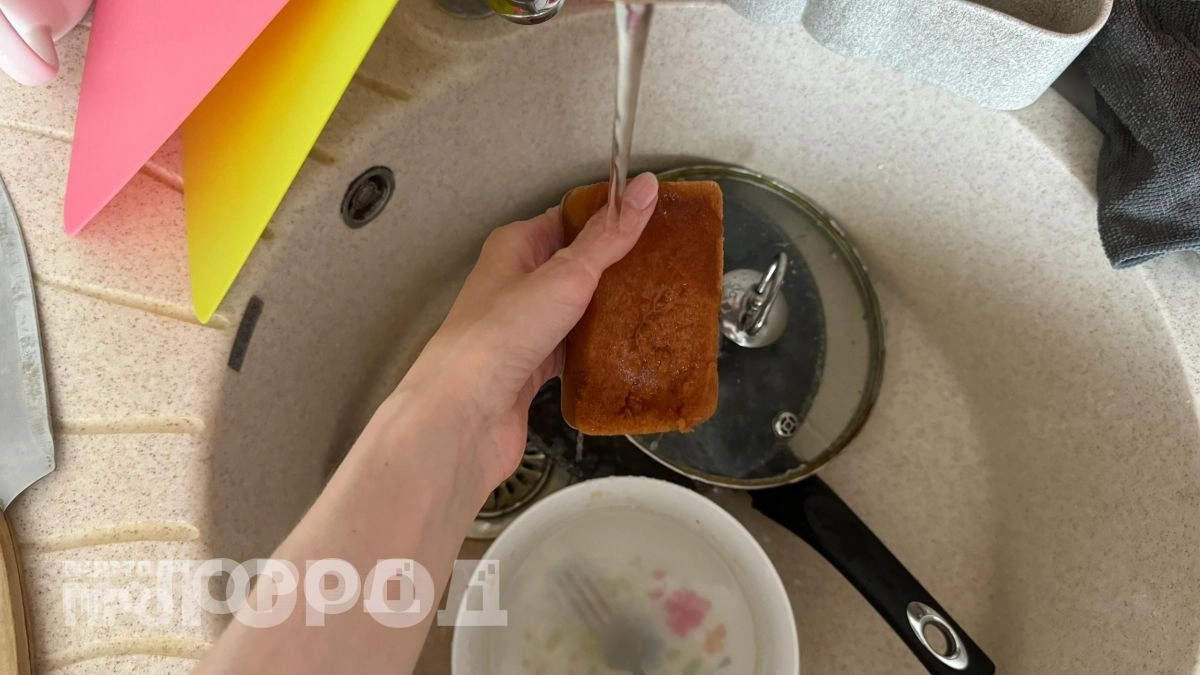 Больше не трачу время на грязные губки: нашла простое решение для быстрой уборки и идеальной чистоты посуды