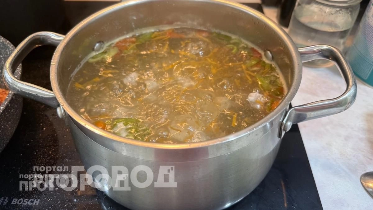 Больше не стою у плиты с шумовкой: добавила один секретный ингредиент и навсегда забыла про мутную пену