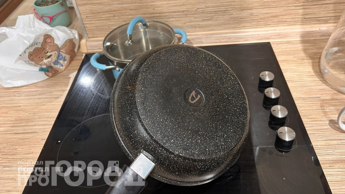 Больше не покупаю едкие средства для кухни: ресторанный лайфхак помогает отмыть жир с посуды до блеска