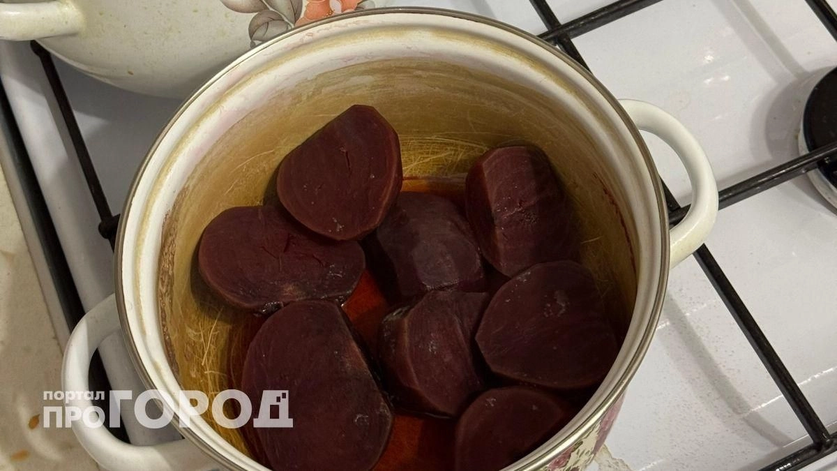 Забудьте про долгую варку свеклы: мой метод экономит время и избавляет кухню от неприятного запаха навсегда
