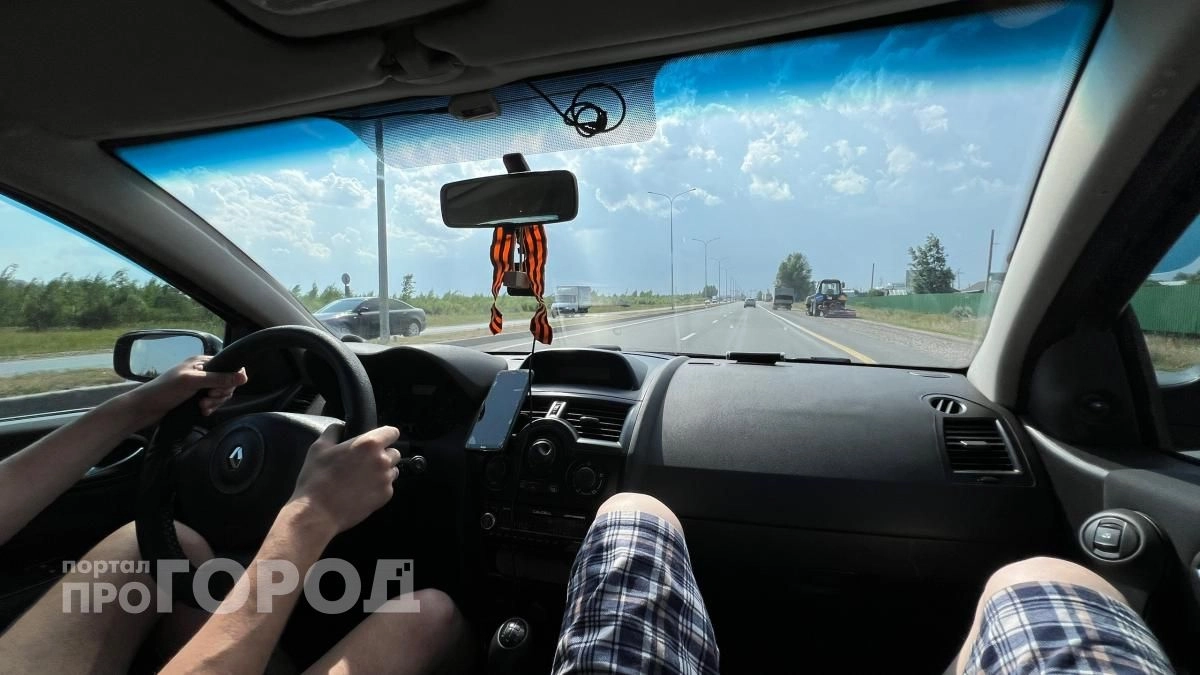 Перестаньте впустую жечь бензин летом: опытный моторист объяснил как правильно заводить машину в жару