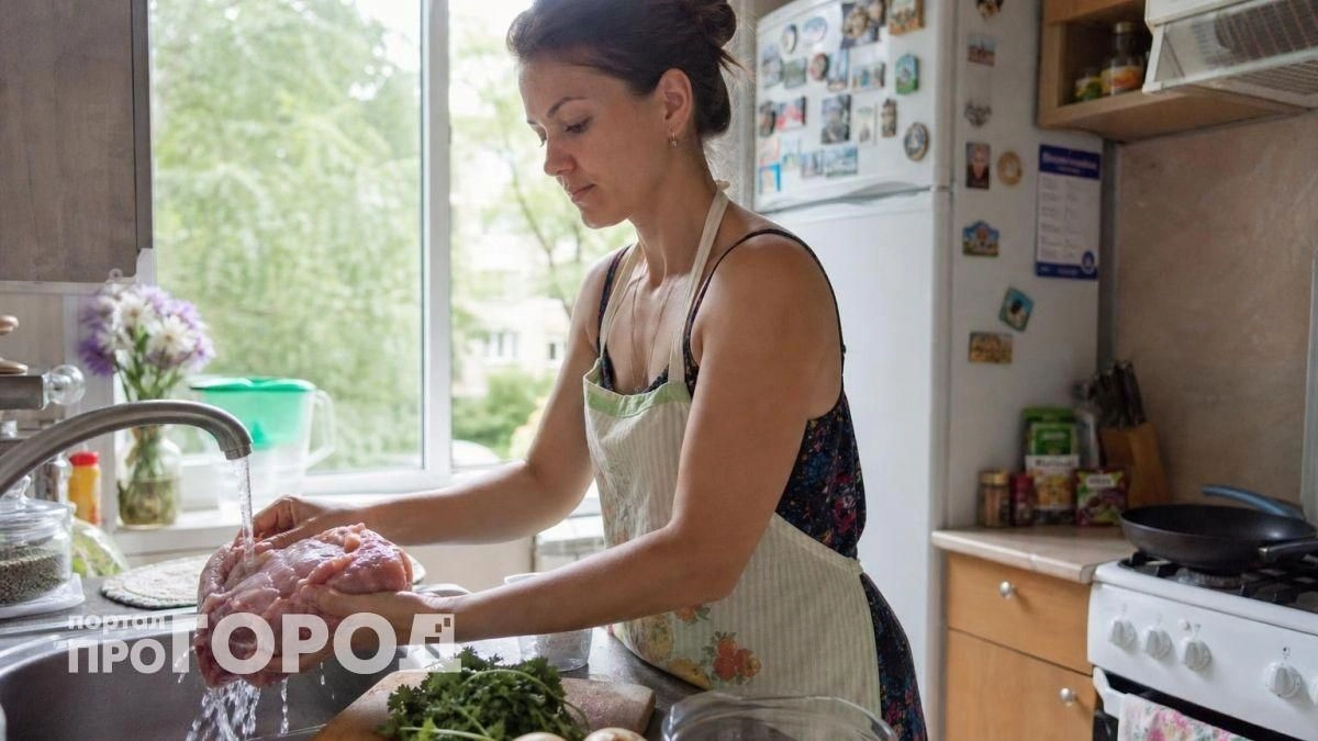 Вы совершаете опасную ошибку на кухне: почему мытье сырого мяса под краном вредит вашему здоровью навсегда