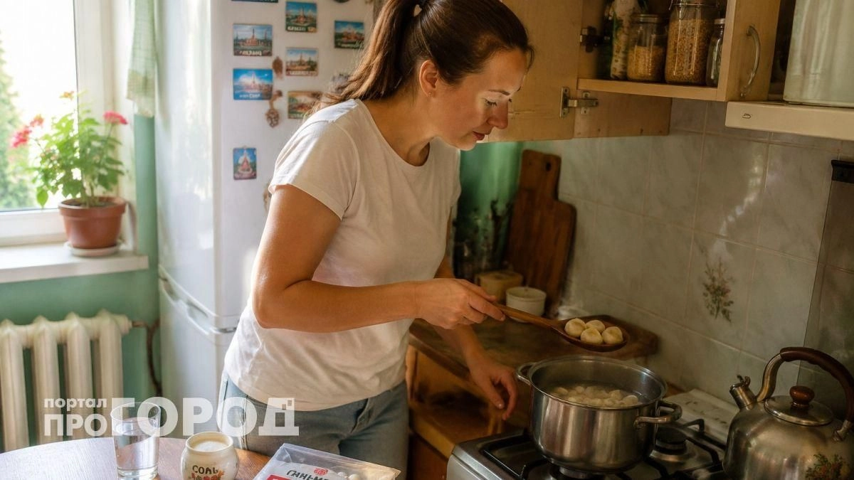 Перестаньте мучиться с кастрюлей: шеф-повар открыл секретный способ приготовления пельменей на сковороде