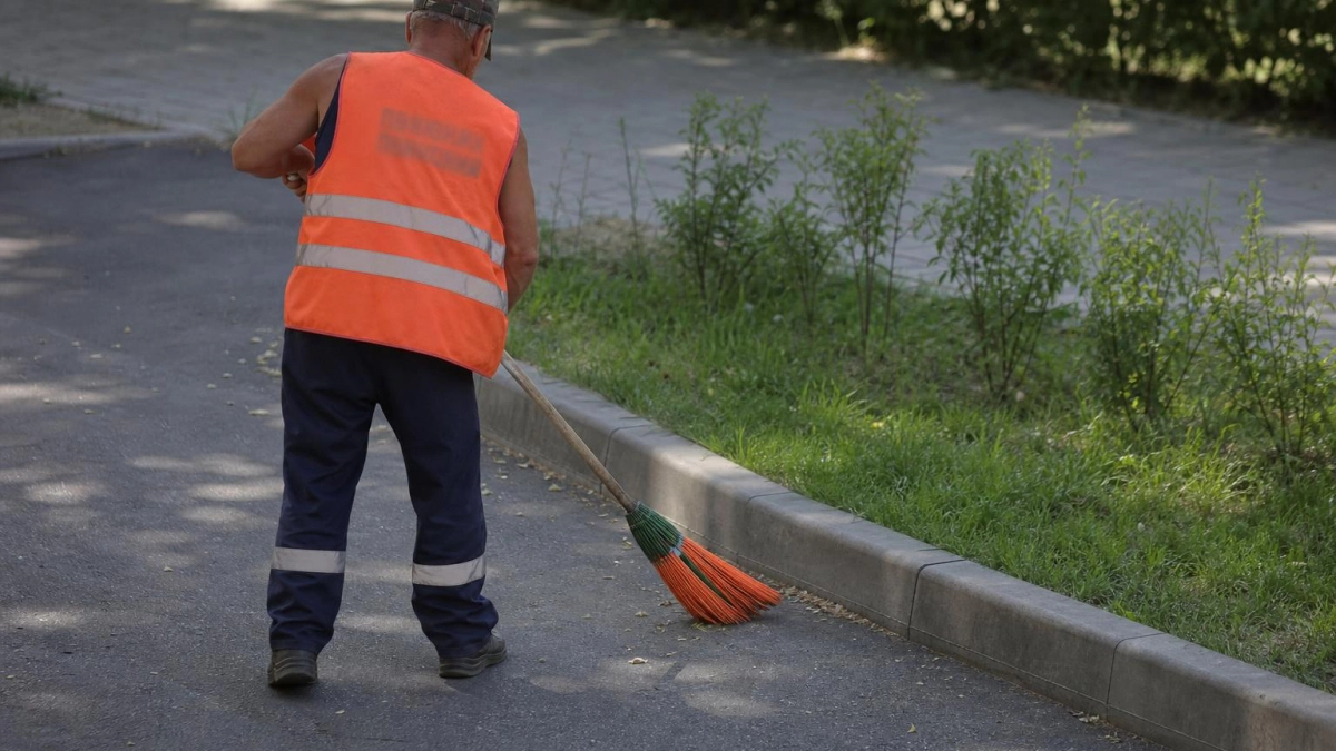 В Саратове 293 единицы техники и 403 рабочих вышли на благоустройство