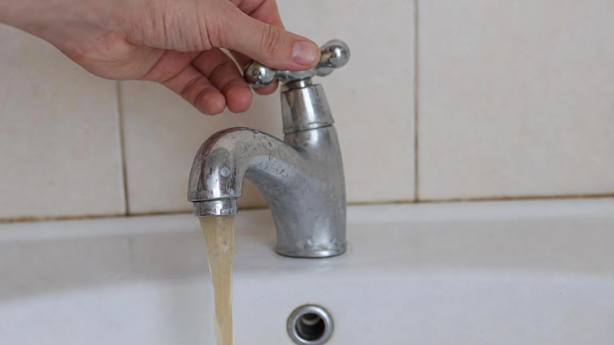Ржавая вода в кранах: жители Кировского района Саратова требуют решения проблемы