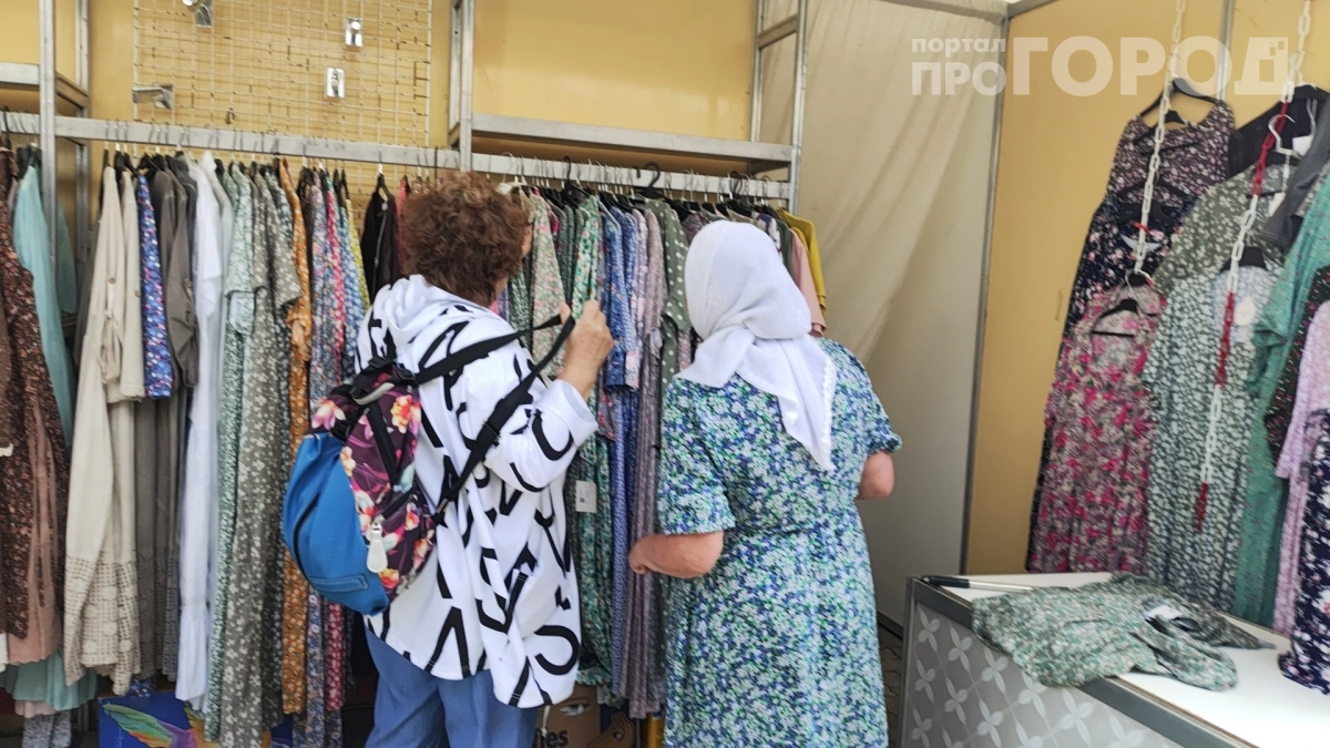 Лён больше не полнит и не выглядит мятым: пять приемов стилистов, которые преобразят ваш образ после 60