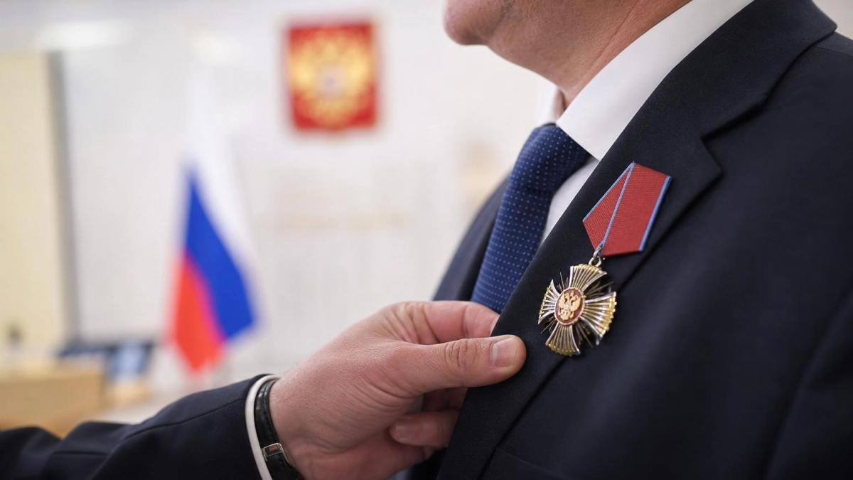 Путин наградил саратовских чиновников и железнодорожника медалями за многолетнюю работу