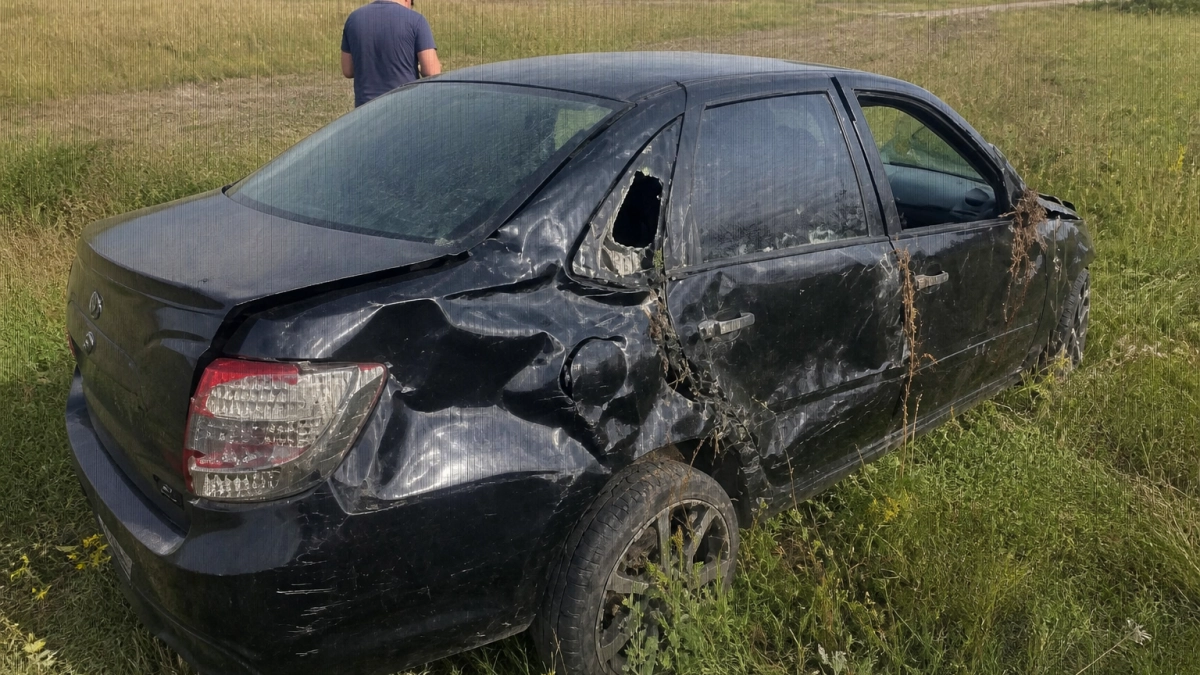 Три человека пострадали в съезде Lada с дороги под Саратовом