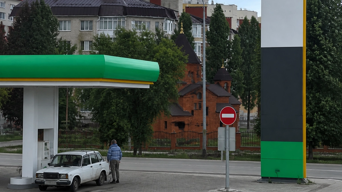 Дефицит топлива в Балаково, штормовое предупреждение и награждение чиновников: главные новости за 21 июня