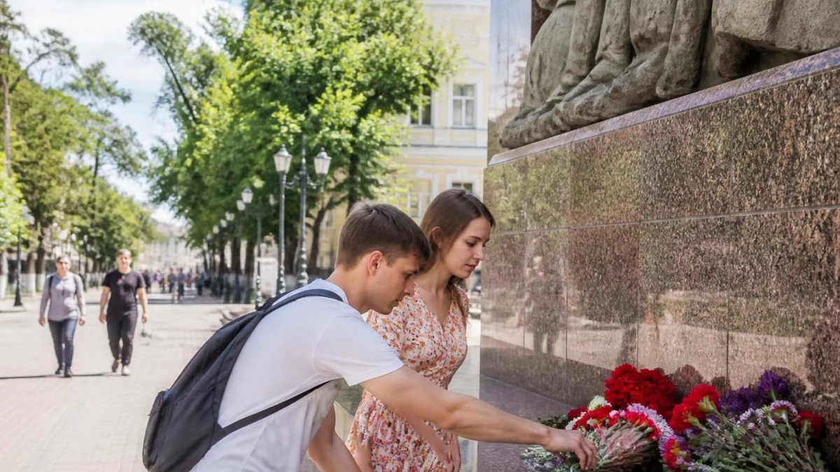 Саратов почтил память героев 6-й роты оружейным салютом