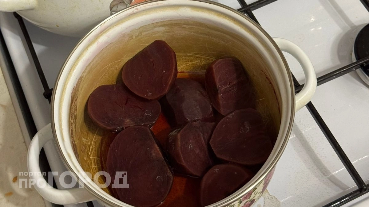 Хватит мучить плиту часовой варкой свеклы: мой простой способ экономит время и избавляет от тяжелого запаха