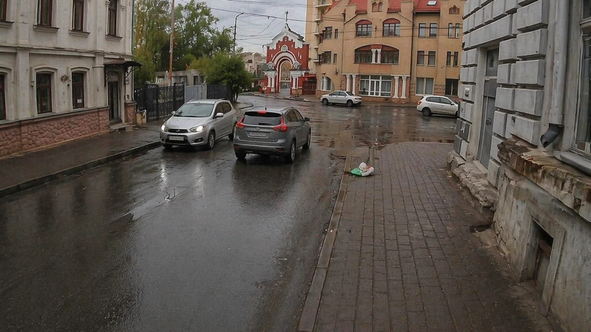 В центре Саратова водитель Chevrolet выехал под «кирпич» на встречную полосу