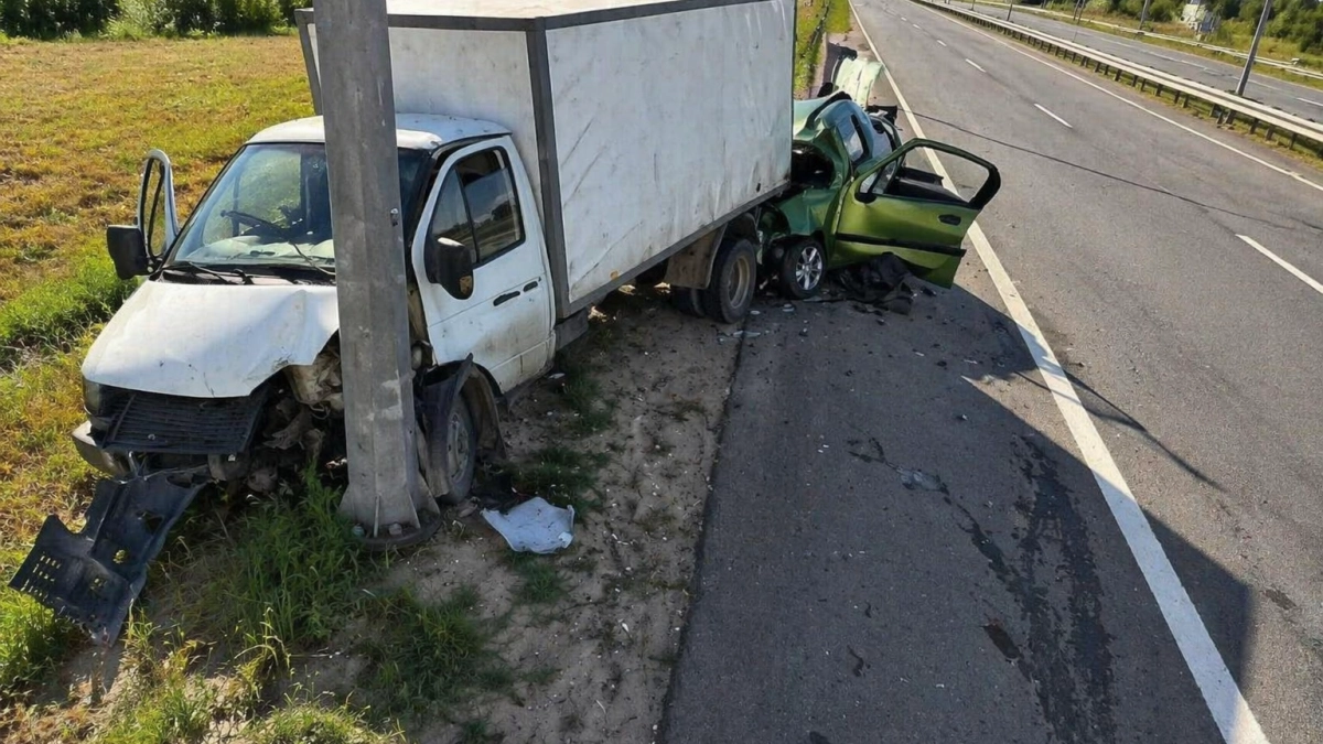 В Саратове после столкновения Opel с Газелью в ДТП пострадали два водителя