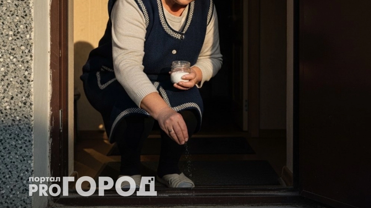 Горничная с 20-летним опытом научила меня сыпать соль у порога: простая привычка экономит кучу денег и сил