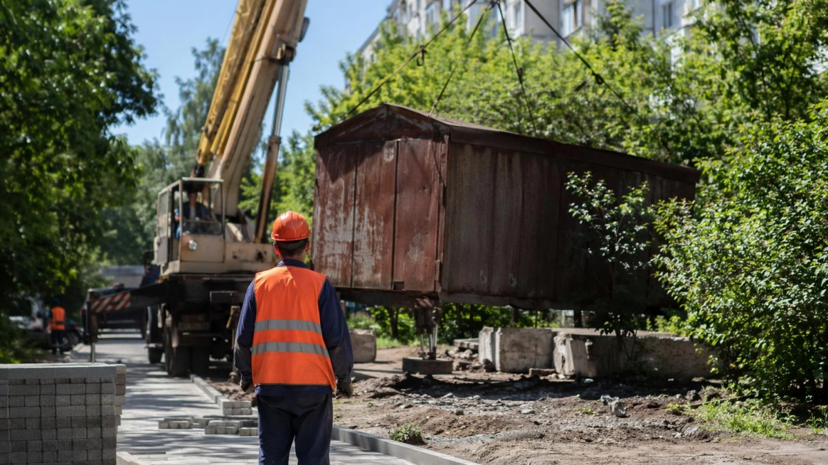 В Саратове за неделю демонтировали 24 незаконных гаража и торговых объекта