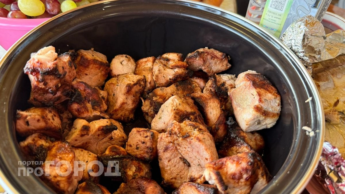Хватит портить мясо уксусом: один грузинский трюк сделает шашлык нереально мягким и сочным до последней крошки