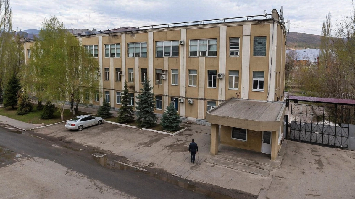 Мебельную фабрику в Энгельсе выставили на аукцион вместе с 10 зданиями
