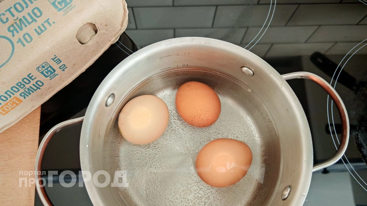 Варите яйца неправильно: эксперт объяснил в какую воду их нужно опускать чтобы скорлупа слетала сама
