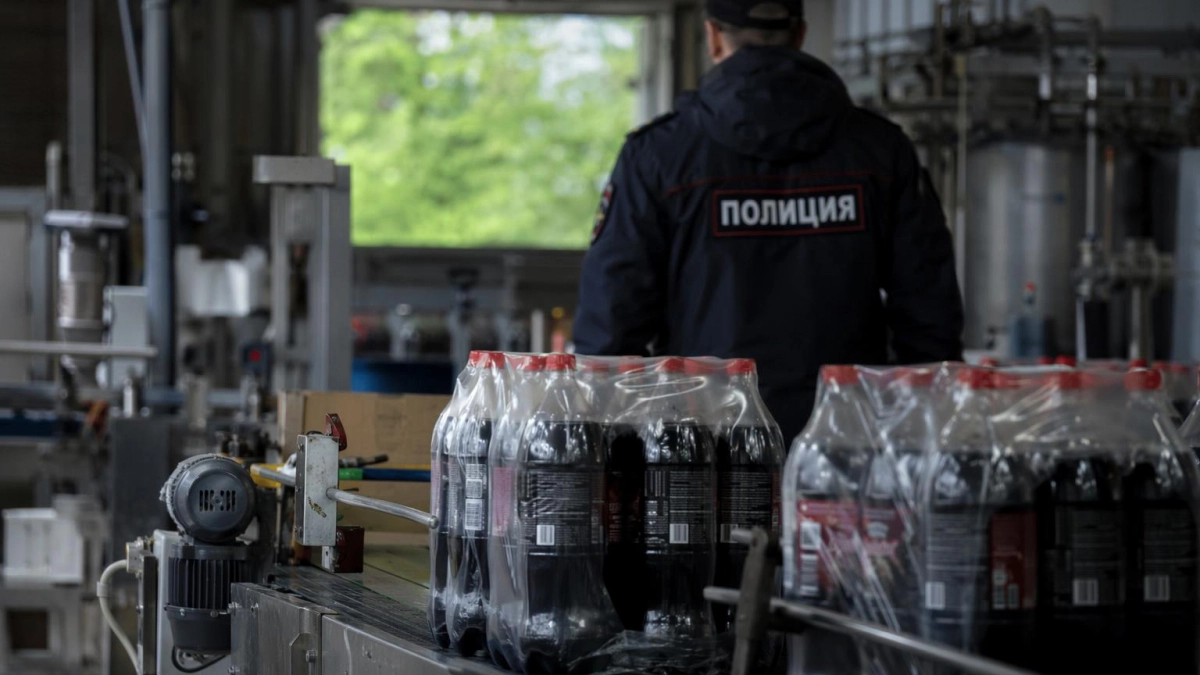 В Саратове раскрыли подпольный цех по розливу поддельных соков и газировки