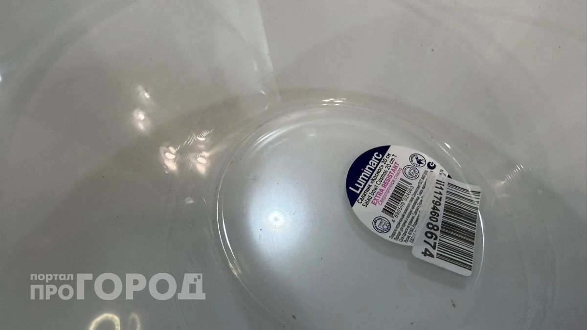 Больше не нужно тереть посуду часами: один бюджетный лайфхак полностью удаляет липкие следы от наклеек
