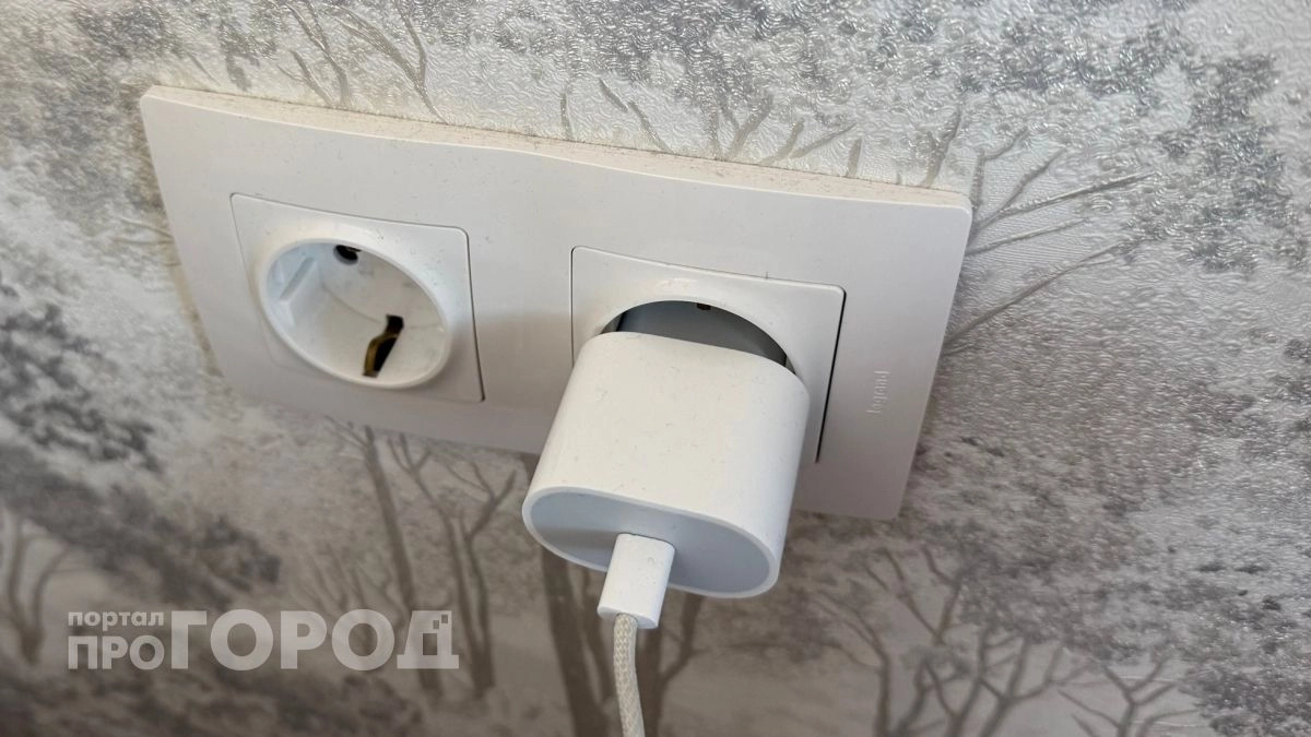 Вернула розеткам заводскую белизну за пару минут: просто протерла их диском с этим аптечным средством