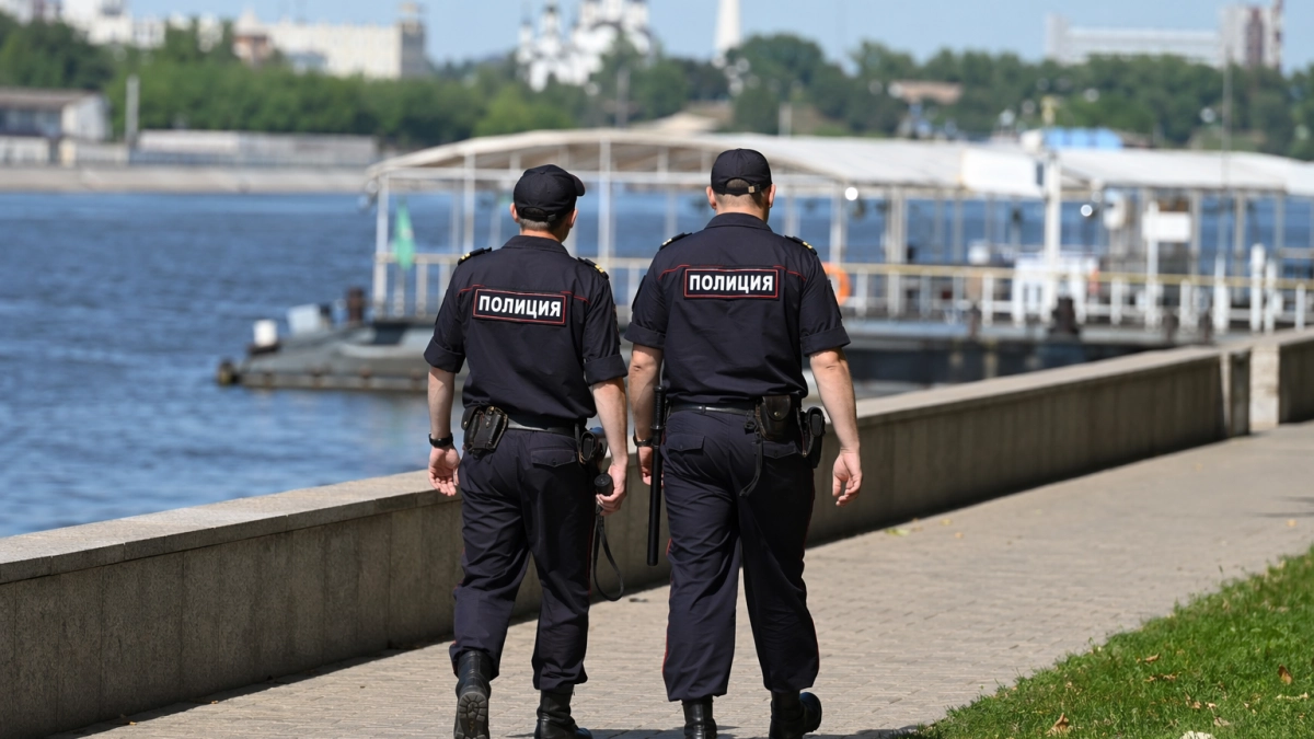 На набережной Саратова выявили пьяного подростка и прыгавших с пирса детей
