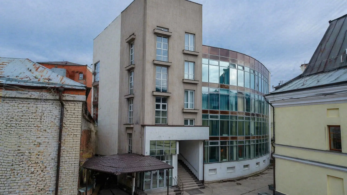 У мэрии Саратова продают часть офисного центра с бильярдной за 200 млн