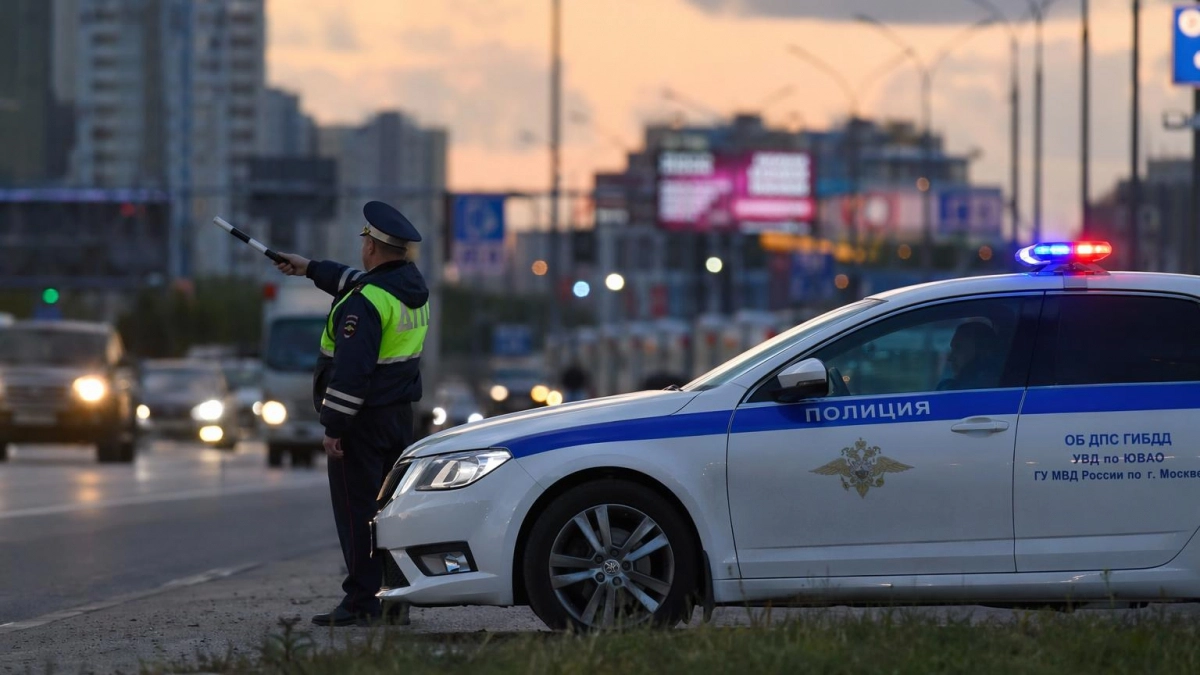 На Московском шоссе в Саратове перевернулся Land Rover, пострадали три человека