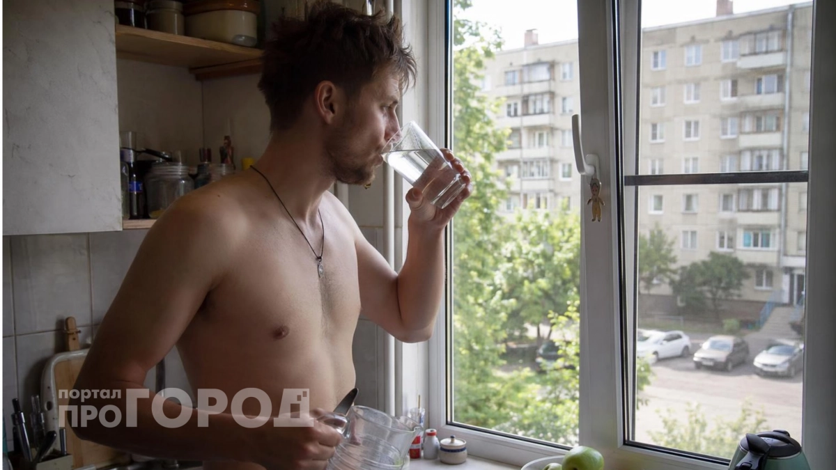 Перестаньте заливать в себя литры воды: эксперты объяснили как рассчитать вашу личную норму без вреда для организма