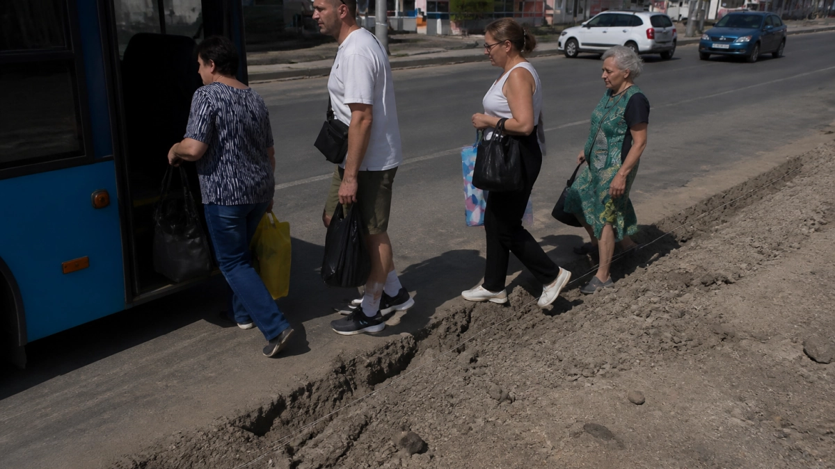 В Саратове у Площади Ленина пассажиры дачных автобусов обходят траншеи по дороге