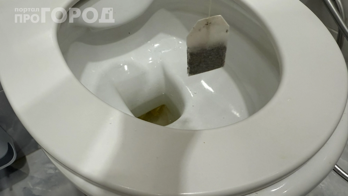 Залила это в унитаз перед сном: желтый налет растворился сам собой и сантехника блестит без всякой химии
