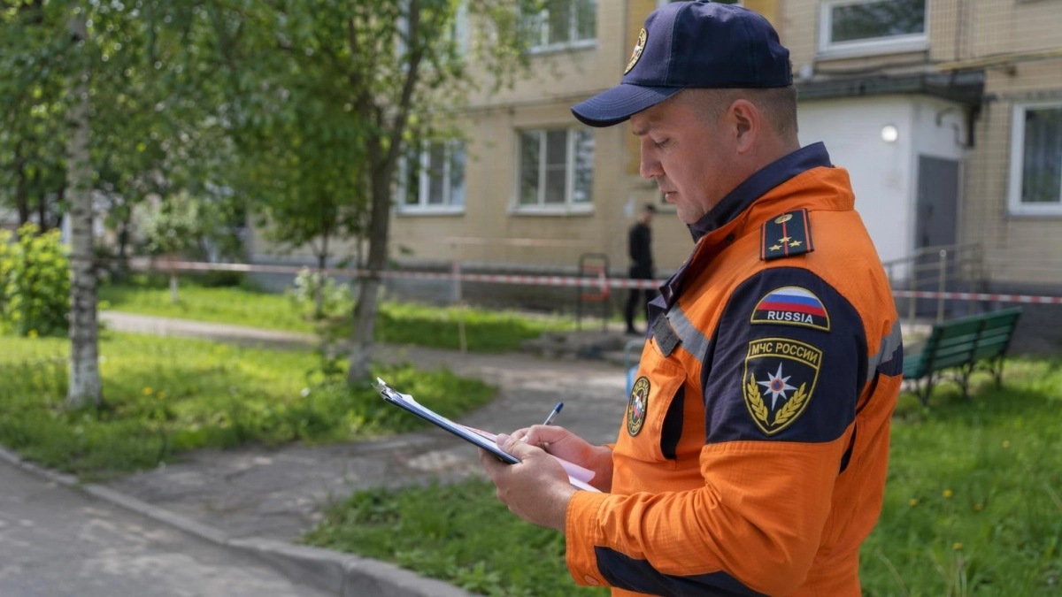В Энгельсе дрон повредил дом семьи с четырьмя детьми во время налета